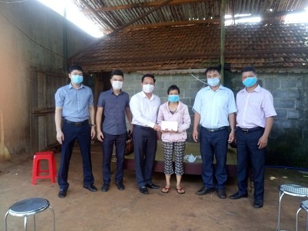 Tặng quà cho gia đình các giáo viên có hoàn cảnh khó khăn ở Đắk Lắk