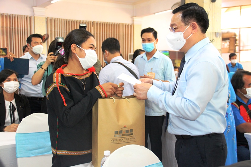 Mr. Vuong Dinh Hue, Chairman of the National Assembly of Viet Nam, visited and gave gifts to members of Dak Lak Province’s Trade Union facing difficulties