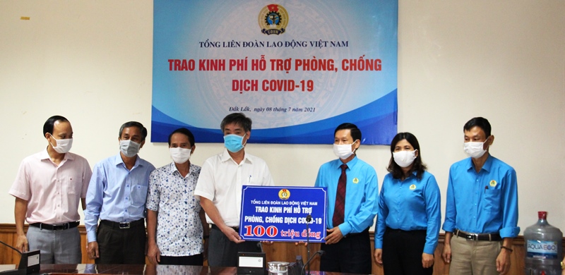 Donating 100 million VND to the Tây Nguyên Institute of Hygiene and Epidemiology for COVID-19 prevention and control