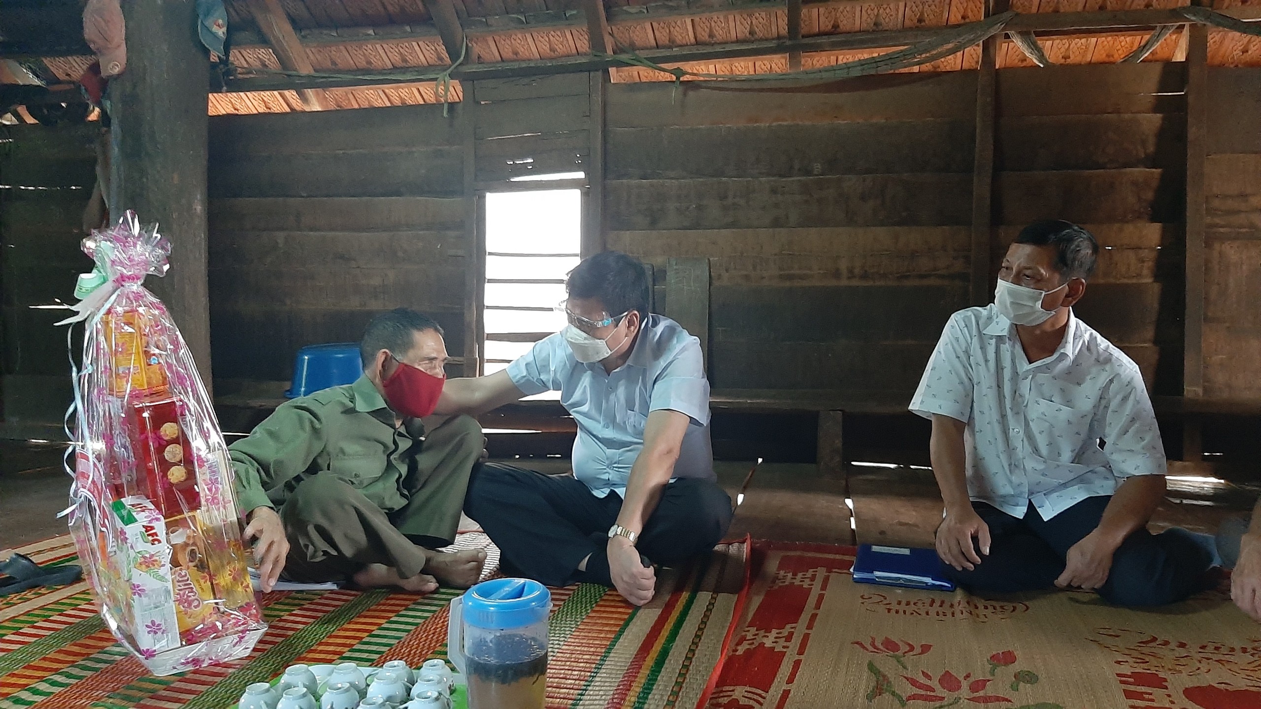 Đoàn lãnh đạo huyện Krông Ana thăm và tặng quà các gia đình chính sách trên địa bàn