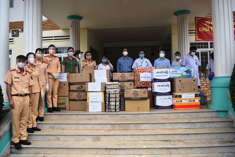 Chương trình “Góp quà tiếp sức tuyến đầu chống dịch Covid-19 tại Đắk Lắk” tặng quà cho các cơ sở y tế