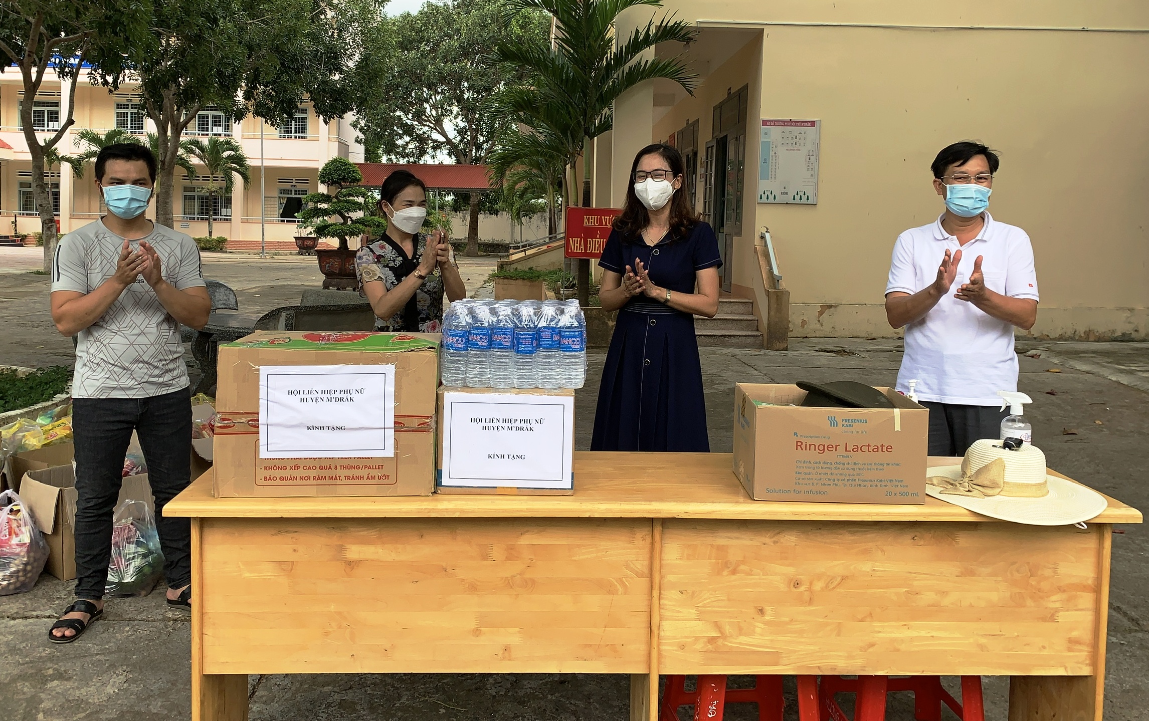 Hội Liên Hiệp phụ nữ huyện M'Drắk thăm, tặng quà các khu cách ly tập trung