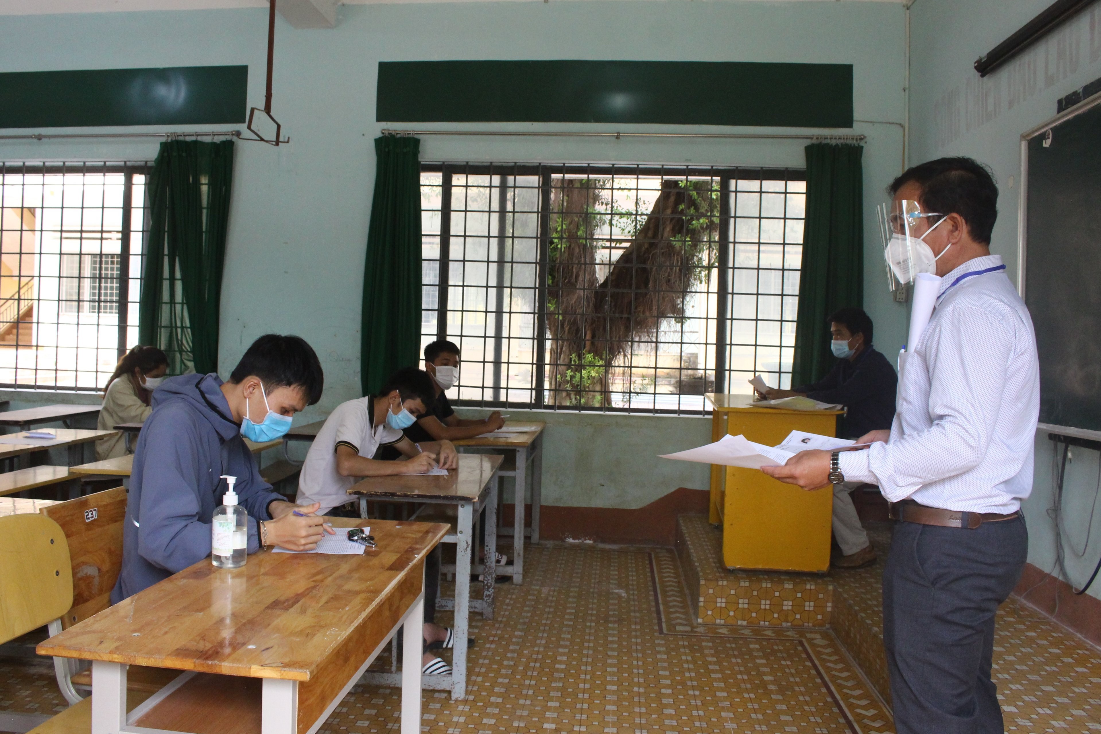 Thí sinh Đắk Lắk làm thủ tục thi tốt nghiệp THPT năm 2021 - đợt 2