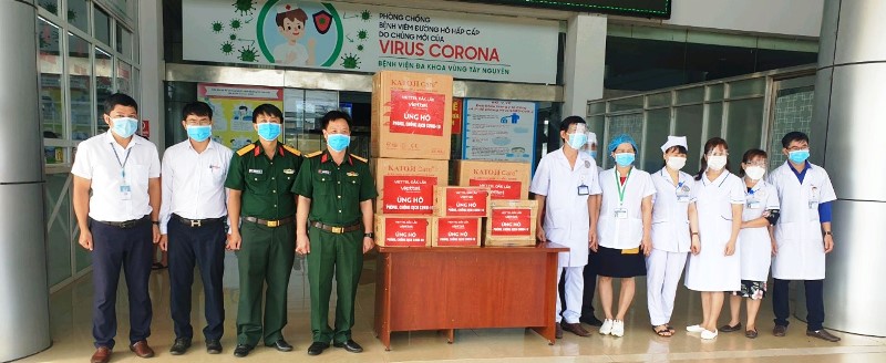Viettel Đắk Lắk trao tặng đồ bảo hộ cho các cơ sở y tế phòng, chống dịch Covid-19