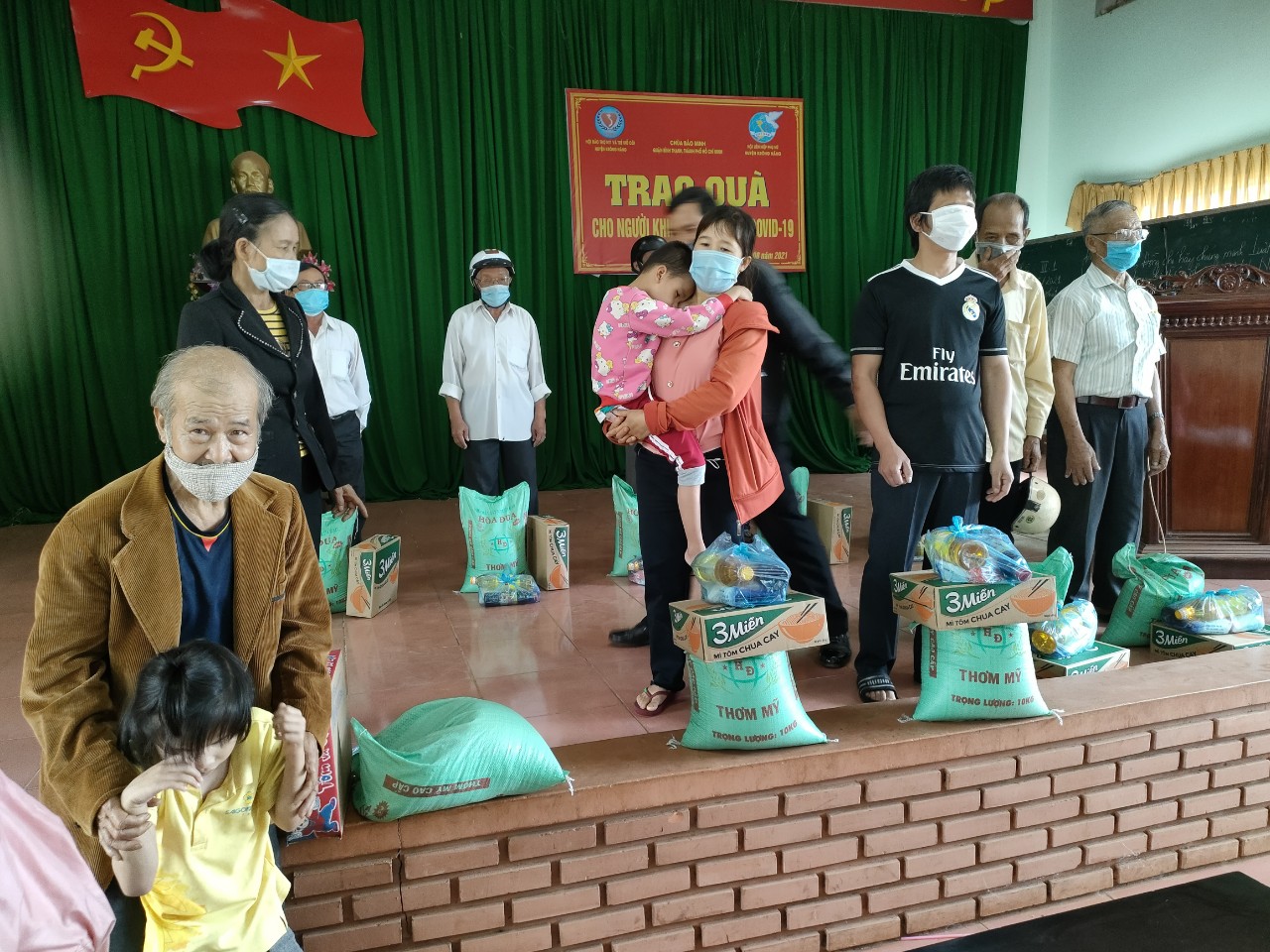 Trao tặng 120 phần quà cho người khiếm thị, phụ nữ neo đơn tại huyện Krông Năng
