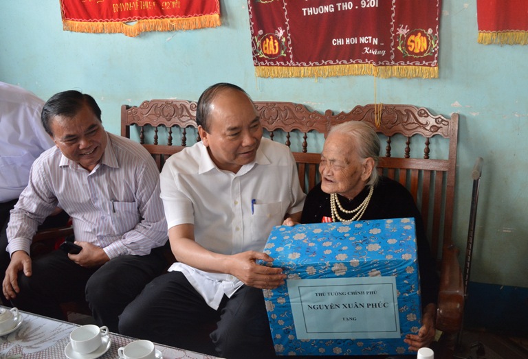 Thủ tướng Chính phủ Nguyễn Xuân Phúc thăm đồng bào buôn HĐơk, xã Ea Kao và thăm các Mẹ Việt Nam anh hùng tại xã Hòa Thuận, thành phố Buôn Ma Thuột.