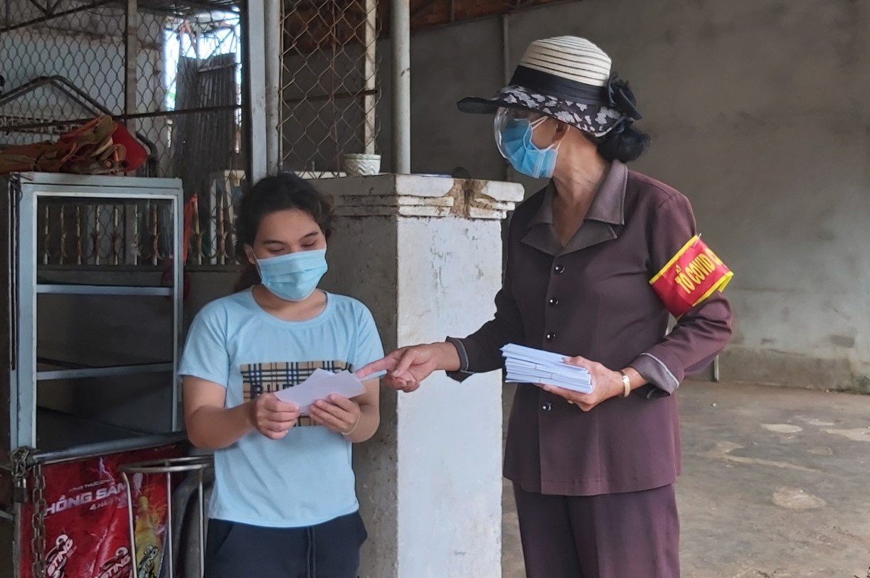 Tiến hành phát phiếu đi chợ cho người dân tại xã, phường đã hoàn thành test nhanh SARS-CoV-2