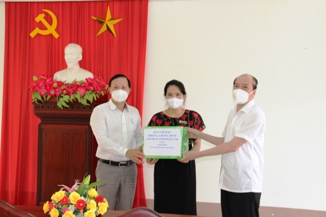Chủ tịch UBND tỉnh Phạm Ngọc Nghị thăm, tặng quà cho Bệnh viện dã chiến số 1