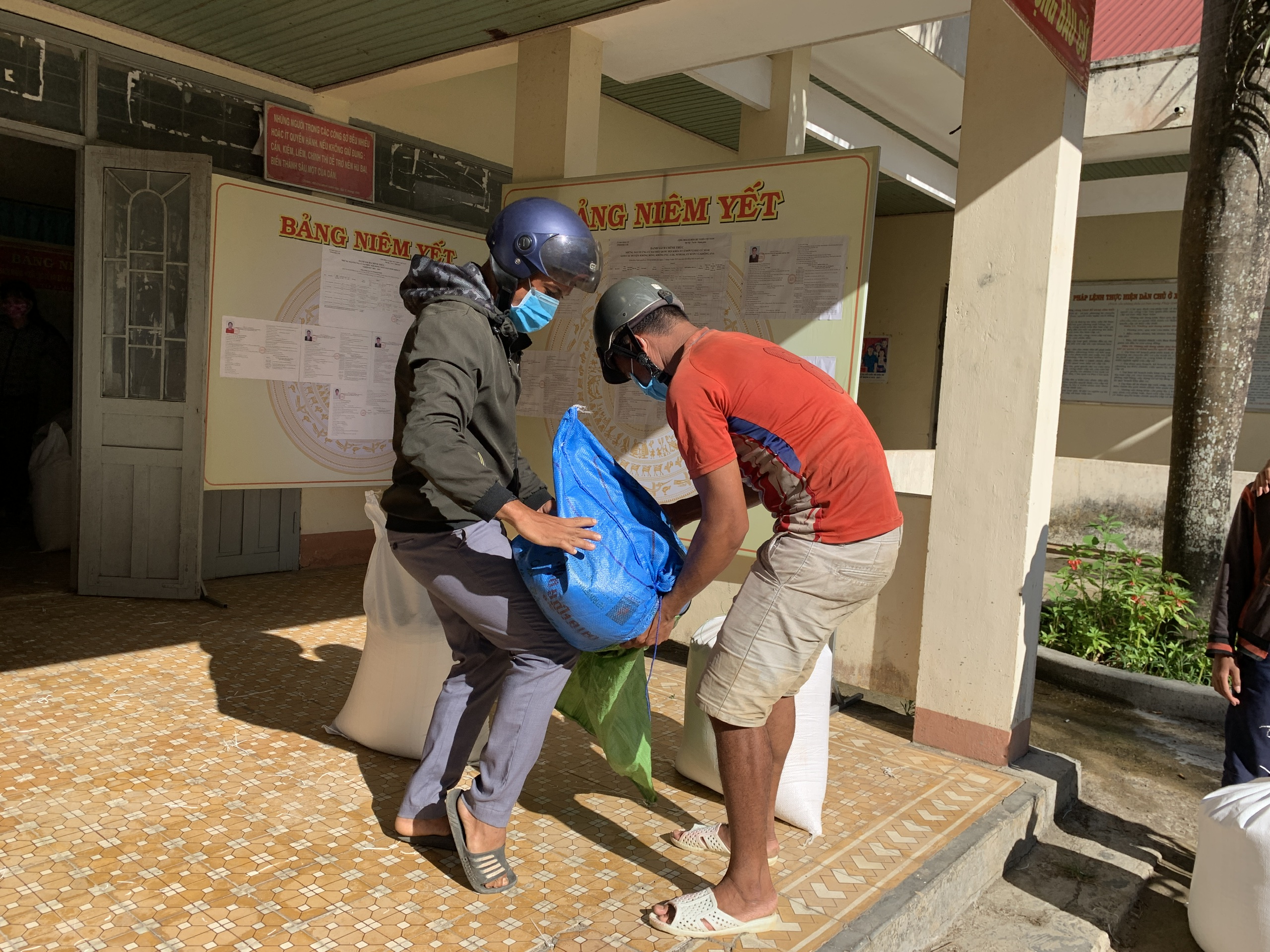 Huyện M'Drắk cấp trên 60 tấn gạo cứu đói cho người dân bị ảnh hưởng bởi dịch bệnh COVID-19