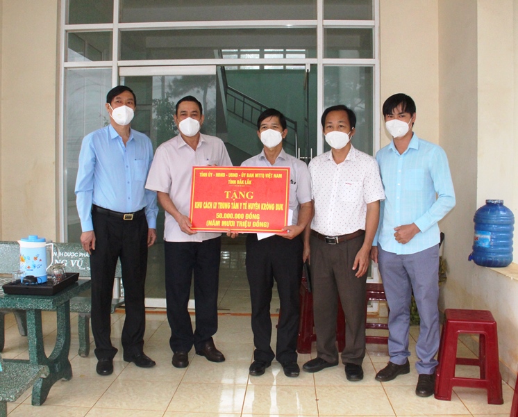 Phó Chủ tịch UBND tỉnh Võ Văn Cảnh thăm, tặng quà cán bộ, y bác sĩ Trung tâm Y tế huyện Krông Búk