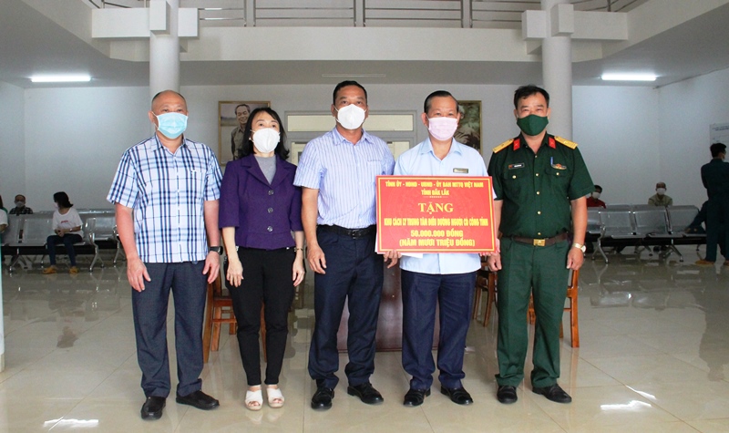 Phó Chủ tịch UBND tỉnh Y Giang Gry Niê Knơng thăm, tặng quà khu cách ly Trung tâm điều dưỡng người có công