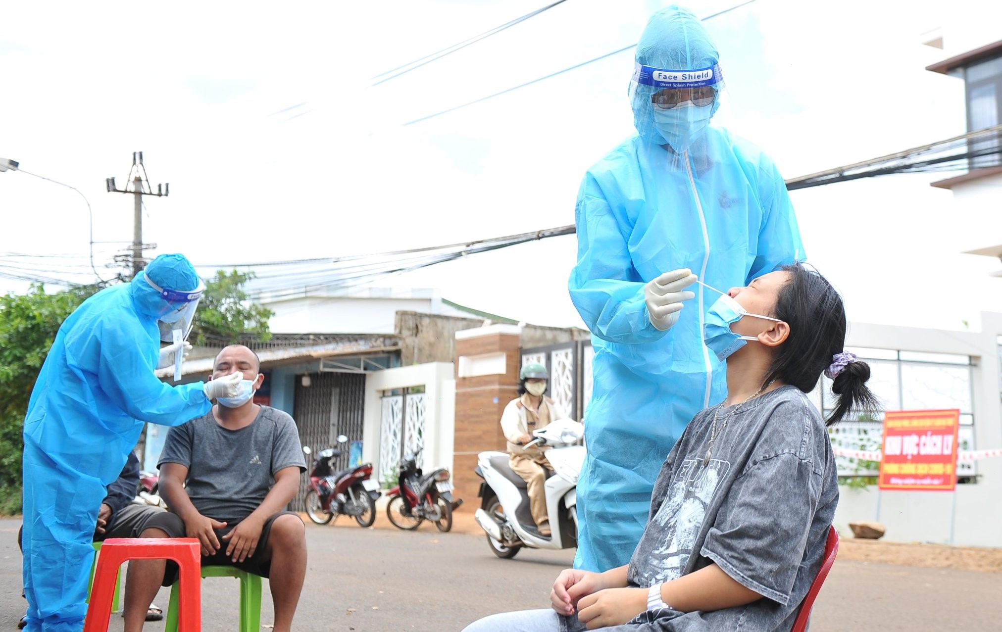 Triển khai xét nghiệm chủ động cho hơn 20.500 người dân tại xã Cư Êbur, TP. Buôn Ma Thuột