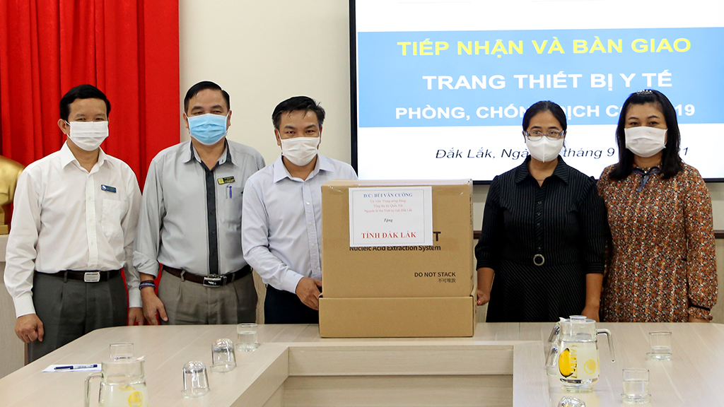 Ủy ban MTTQ Việt Nam tỉnh tiếp nhận ủng hộ thiết bị y tế phòng, chống COVID-19