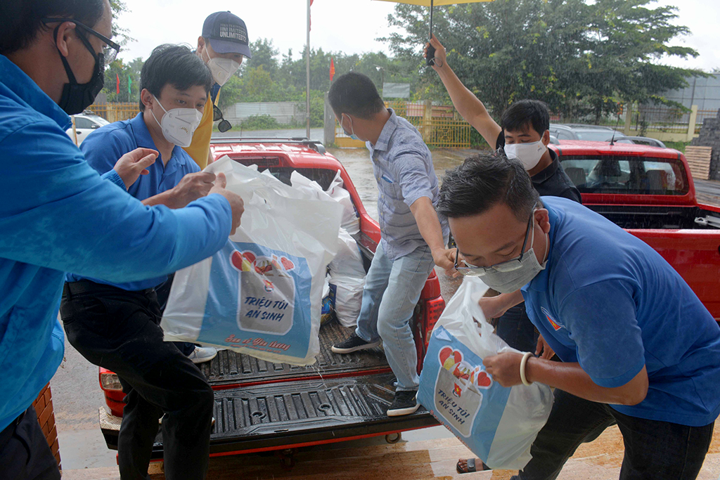 Continue to implement the program "One million welfare bags" to support people in difficult circumstances