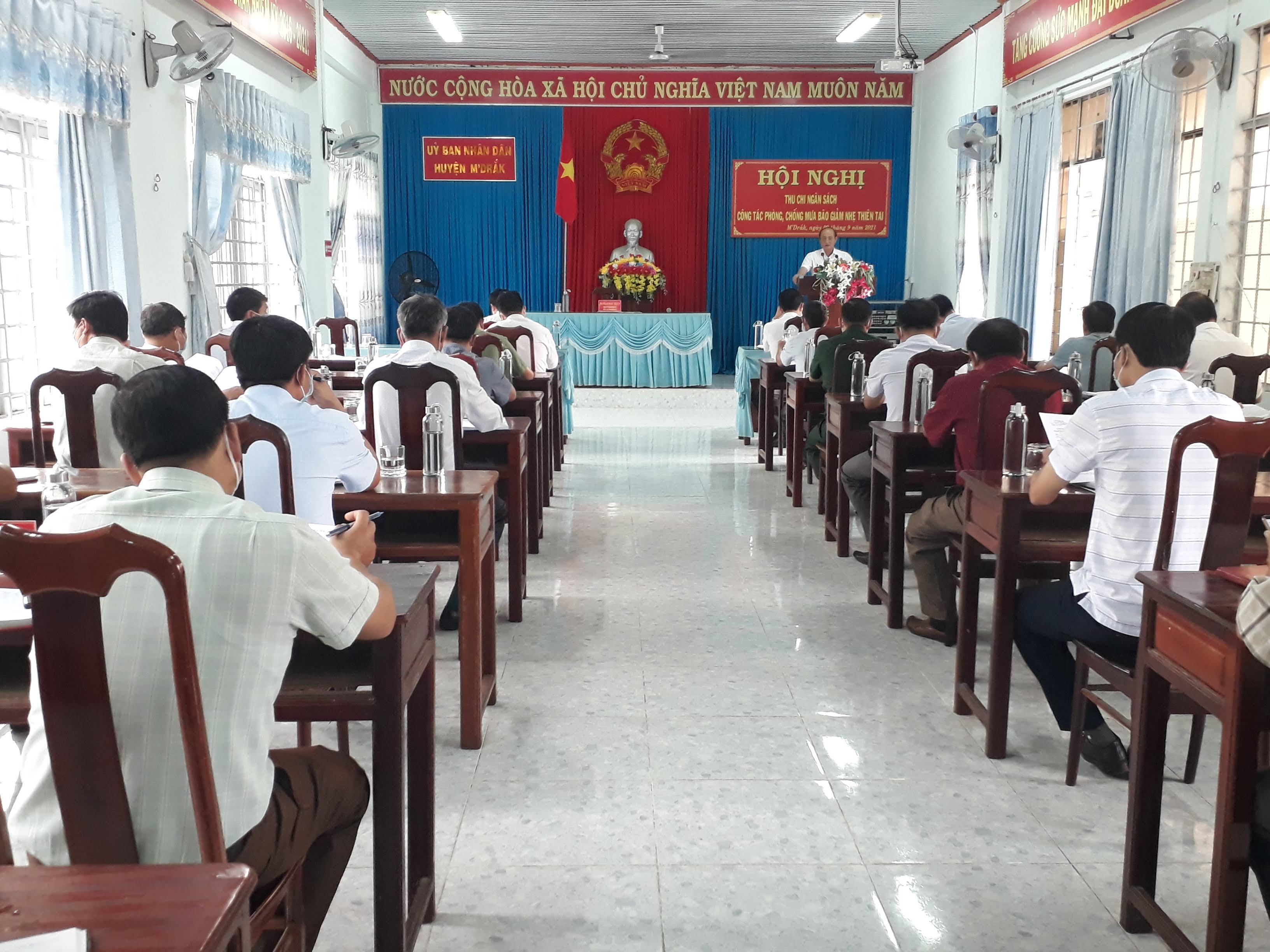 UBND huyện M'Drắk triển khai công tác thu, chi ngân sách và phòng chống mưa bão giảm nhẹ thiên tai