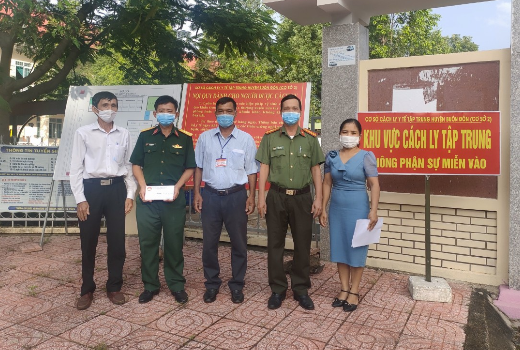 Ủy ban MTTQ Việt Nam huyện Buôn Đôn thăm, tặng quà lực lượng làm nhiệm vụ tại khu cách ly tập trung