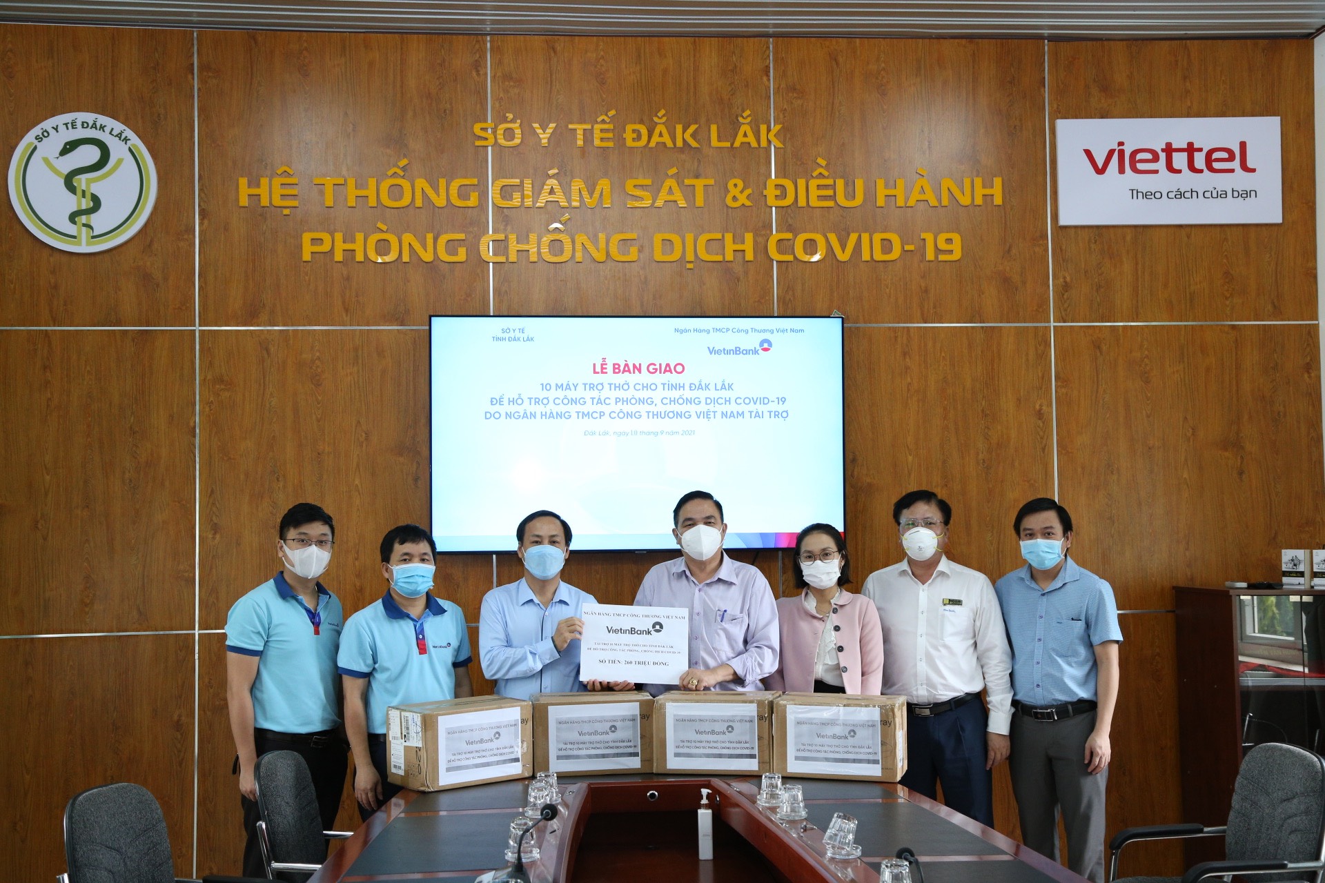 Ngân hàng TMCP Công Thương Việt Nam trao tặng 10 máy thở trị giá 260 triệu đồng cho ngành Y tế
