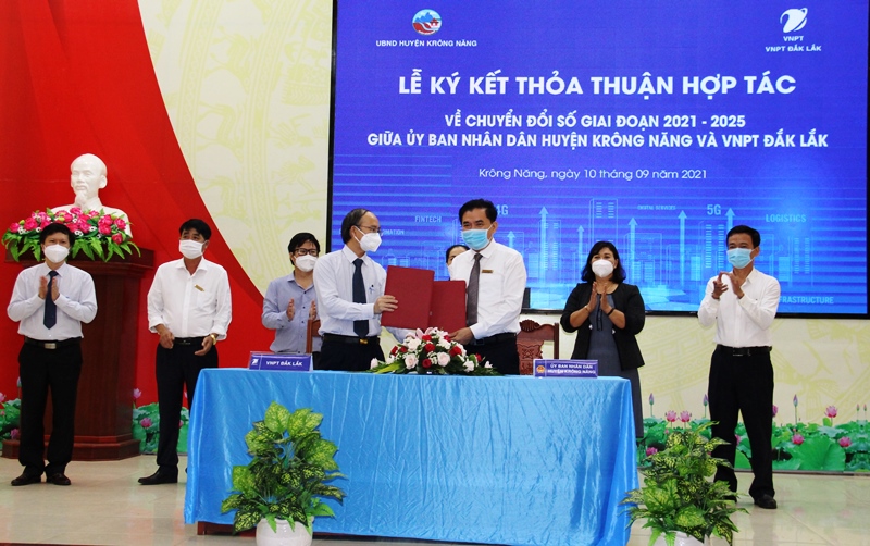 The People's Committee of Krong Nang District and VNPT Dak Lak sign a cooperation agreement on digital transformation for the period 2021-2025