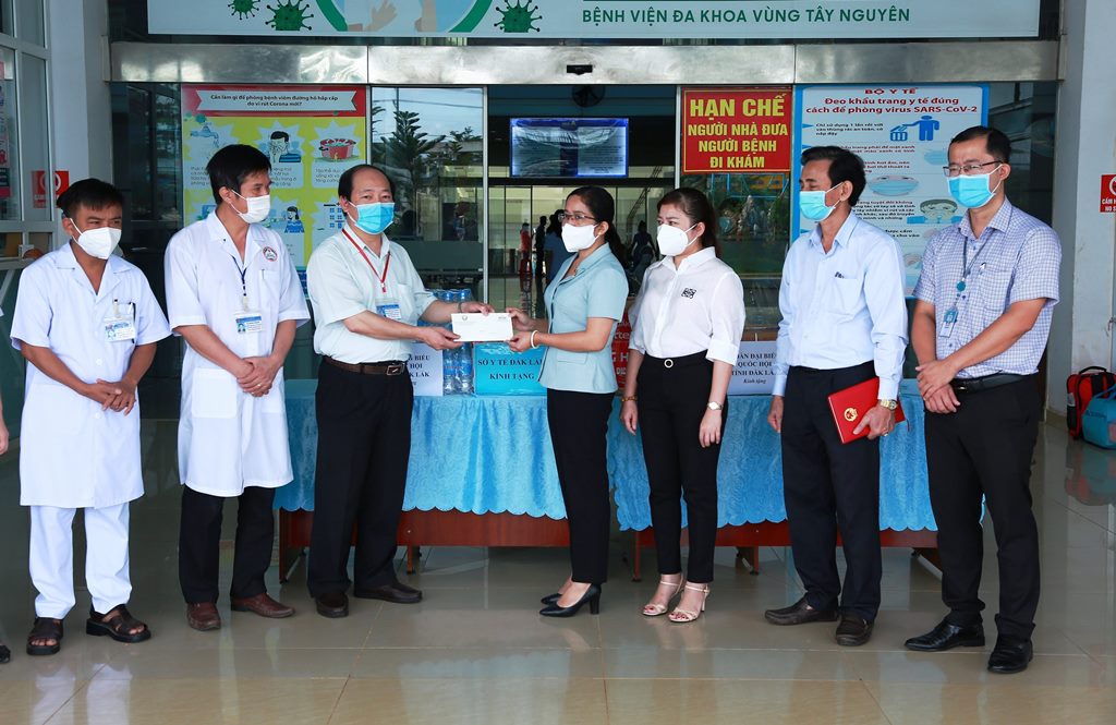 Delegation of the Provincial National Assembly visits COVID-19 treatment and quarantine areas