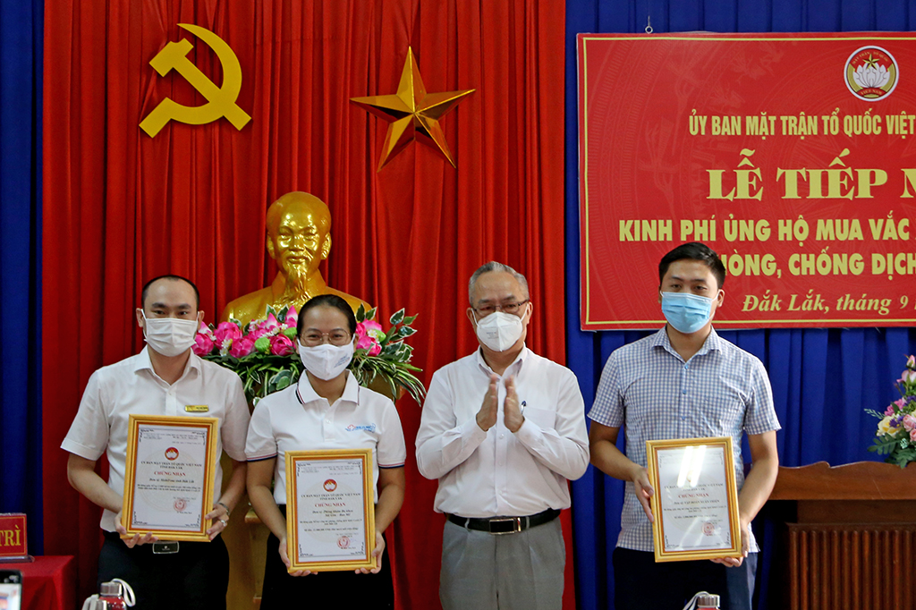 Ủy ban MTTQ tiếp nhận kinh phí ủng hộ công tác phòng, chống dịch Covid-19