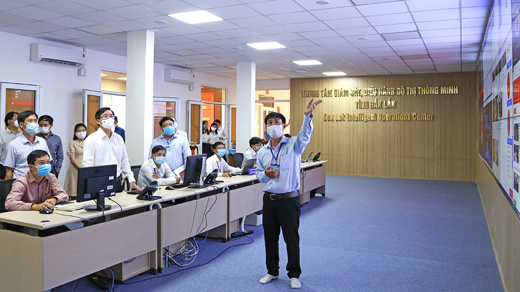 Bí thư Tỉnh ủy Nguyễn Đình Trung thăm và làm việc tại Trung tâm Giám sát, điều hành đô thị thông minh