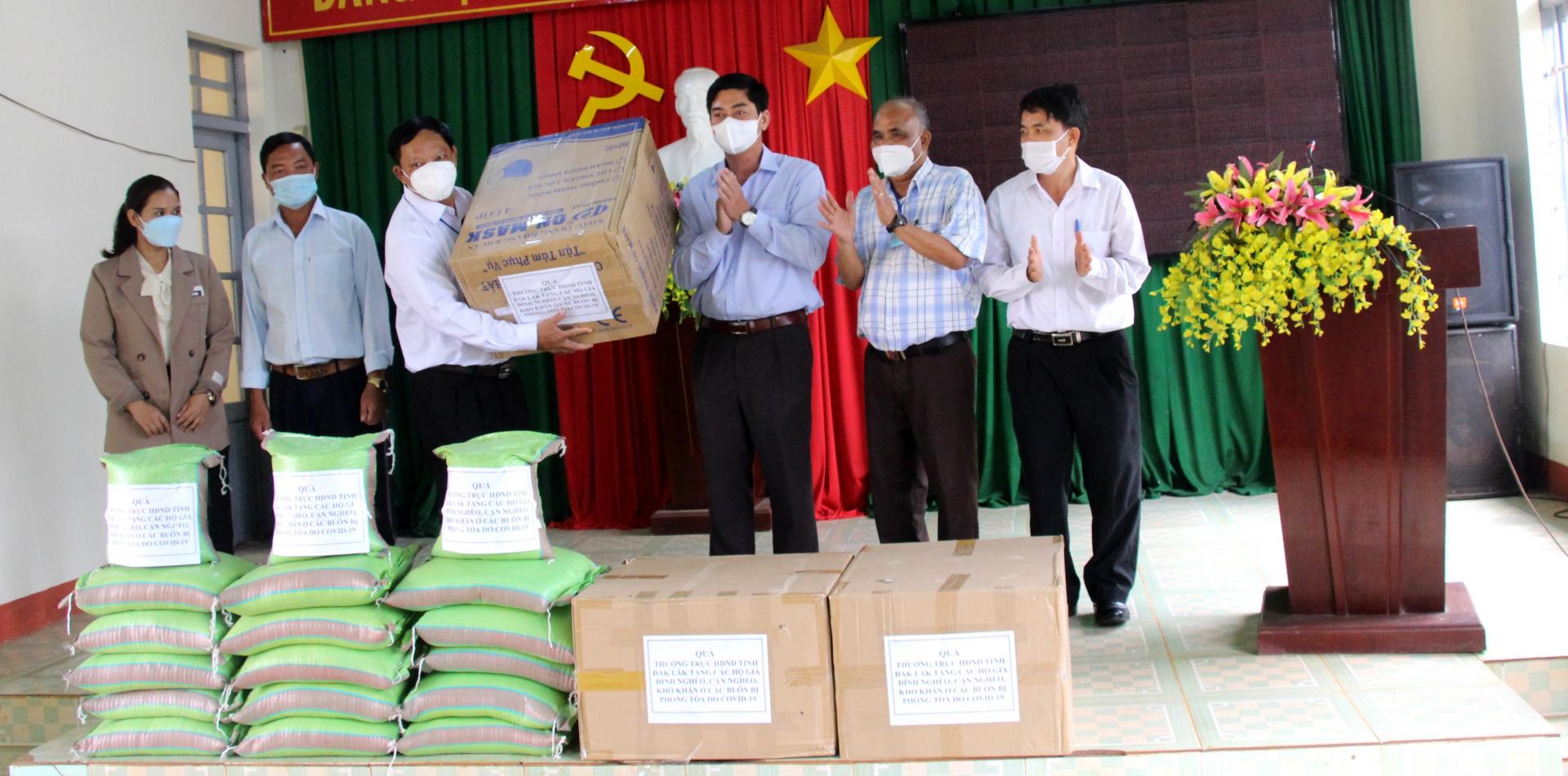 Đoàn đại biểu Quốc hội và HĐND tỉnh thăm, tặng quà người dân khu phong tỏa xã Ea Drông