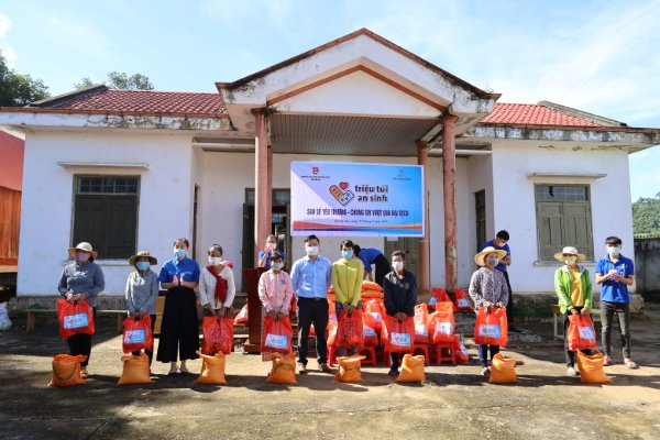 PC Đắk Lắk trao nhà tình nghĩa và 100  túi quà an sinh cho người dân ở huyện Krông Ana