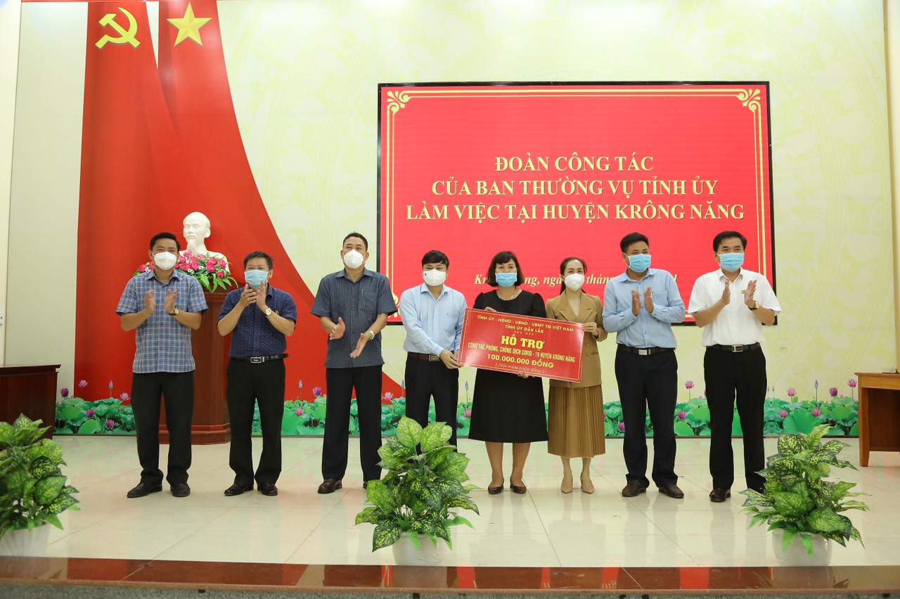 A delegation of the Provincial Party Committee’s Standing Board meets with Krong Nang District