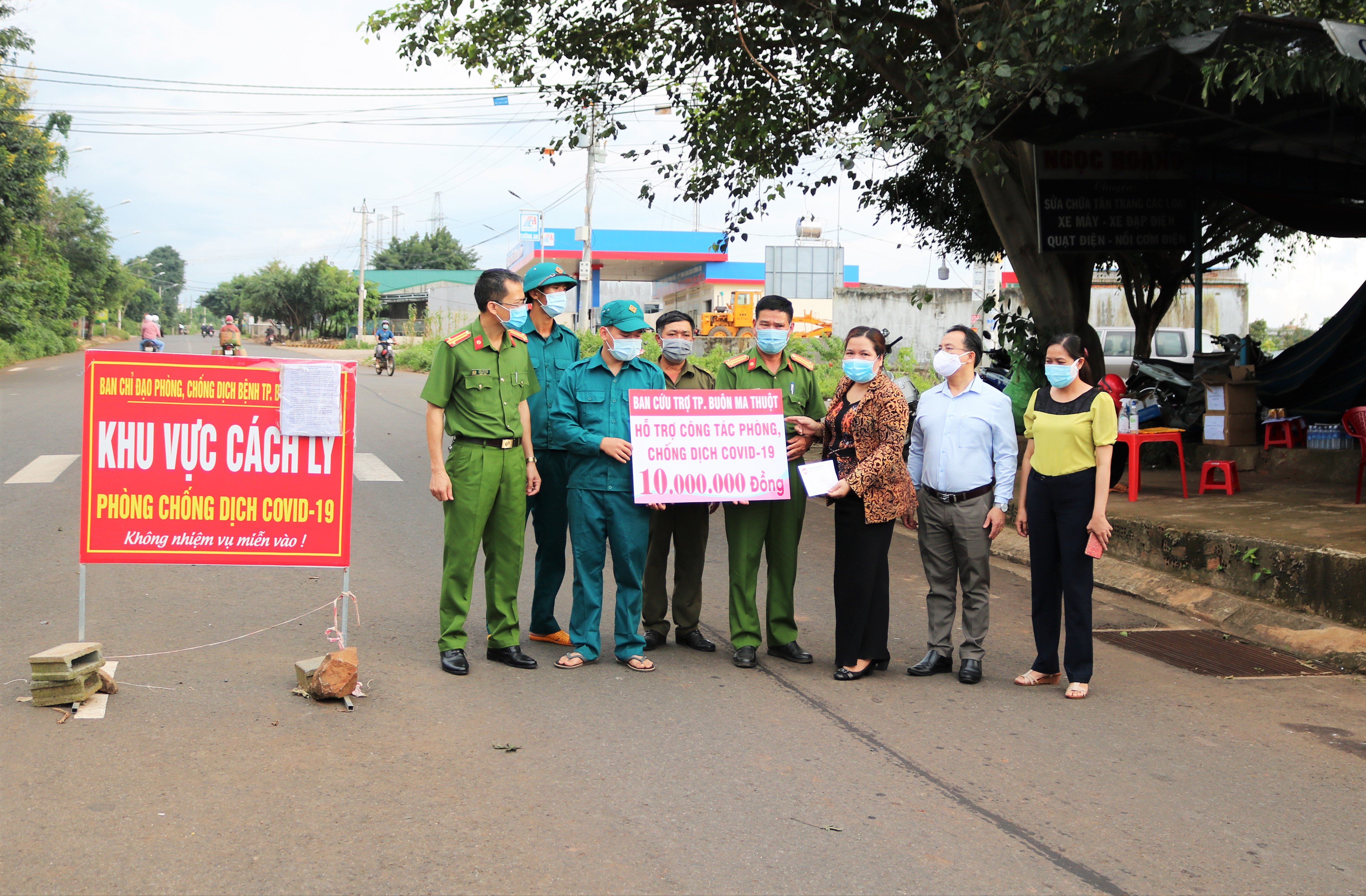 Visiting and giving gifts to COVID-19 checkpoints in Buon Ma Thuot City