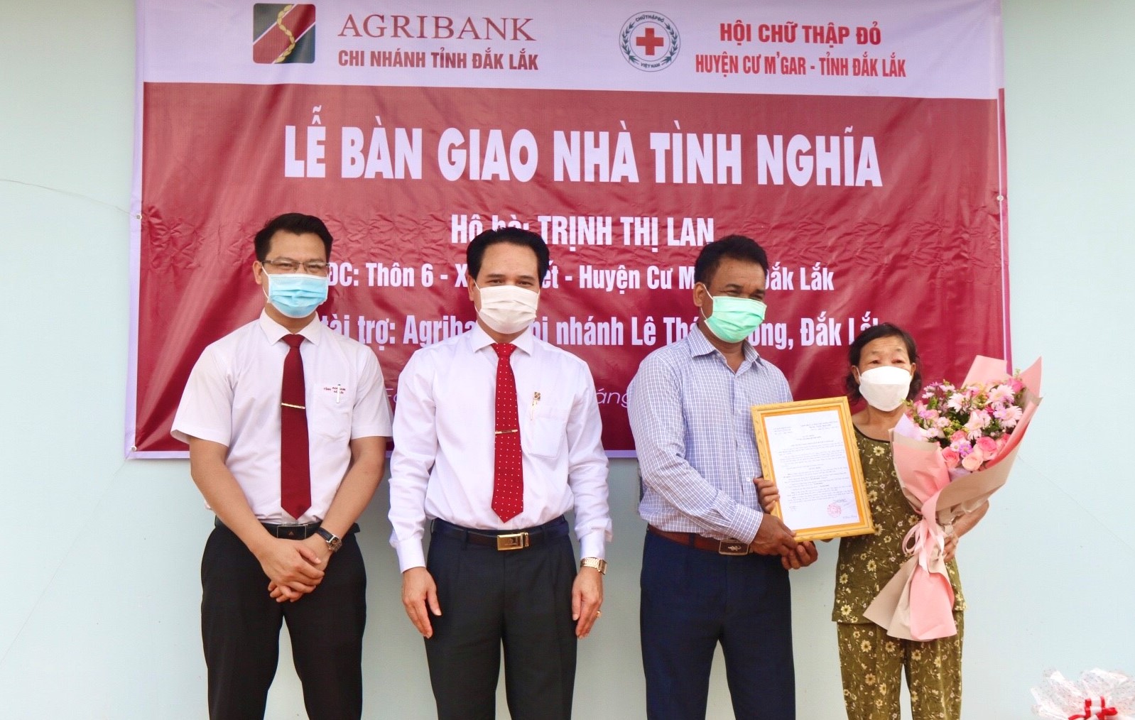 Agribank tỉnh Đắk Lắk trao tặng nhà tình nghĩa cho hộ nghèo