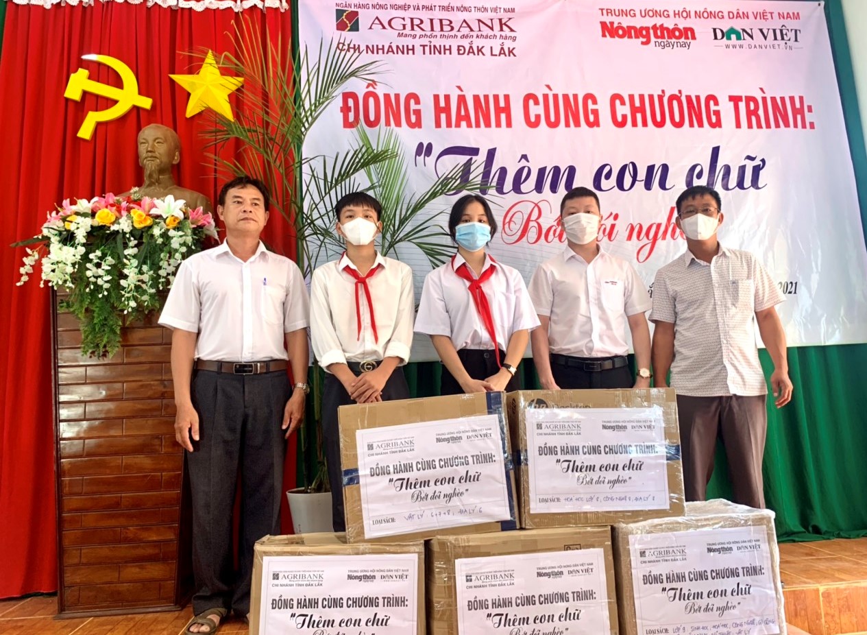 Agribank - Dak Lak Branch and Dan Viet Newspaper offer books to students in Ea Súp District
