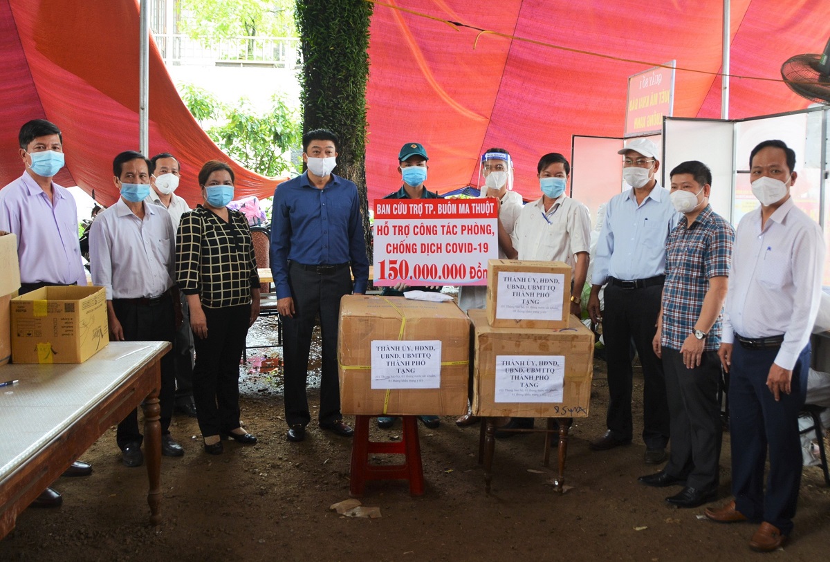 Leaders of Buon Ma Thuot City visit and give gifts to a COVID-19 checkpoint and a concentrated quarantine area