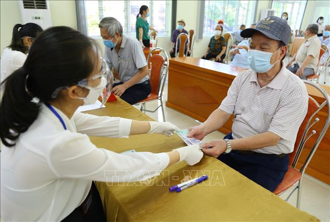 Decision on approving the list of and expenditures for supporting laborers temporarily stopping labor contract implementation, leaving job without salary and meeting difficulties due to COVID-19 (11th time) in the District of Krong Nang