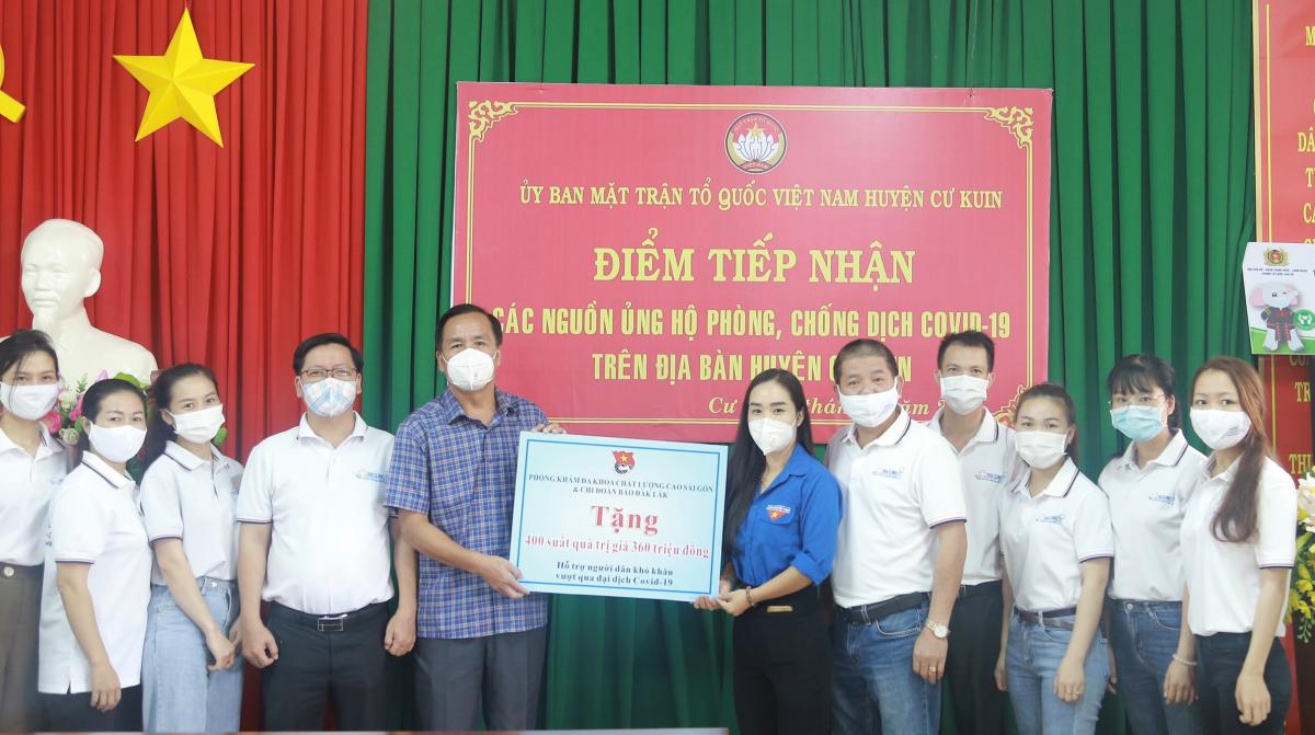 Tặng 400 suất quà hỗ trợ người dân gặp khó khăn do dịch COVID-19 tại huyện Cư Kuin