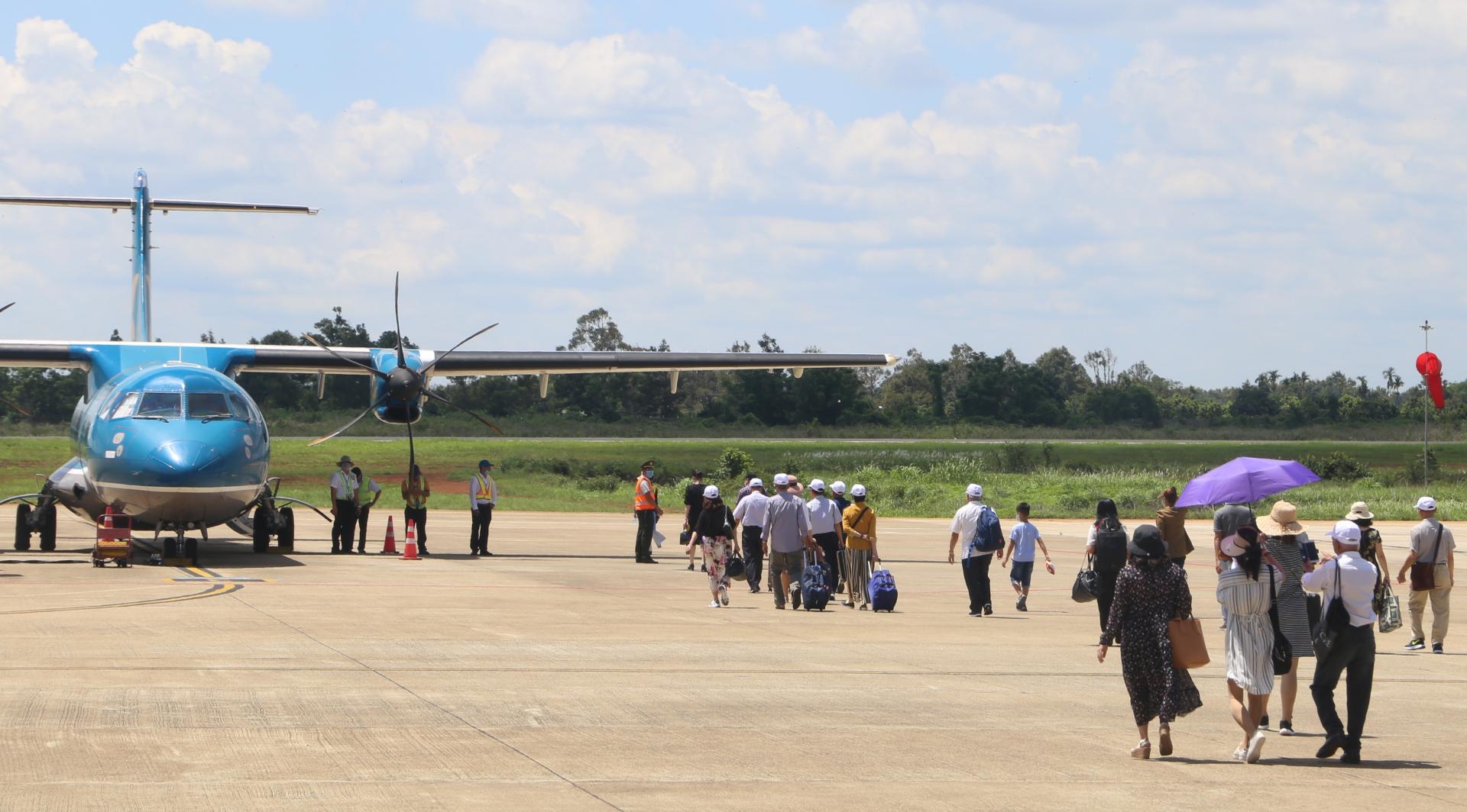 The Department Of Culture Sports And Tourism Of Dak Lak Province And Buon Ma Thuot Airport Sign 4136