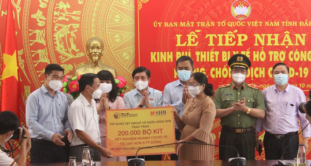 Dak Lak Province receives sponsored funding and medical equipment for COVID-19 prevention and control
