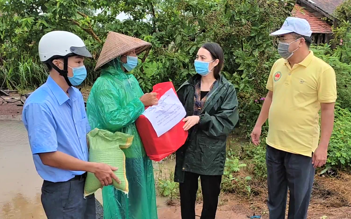 Hội Nông dân tỉnh trao tặng quà cho hội viên nông dân khó khăn huyện Ea Súp