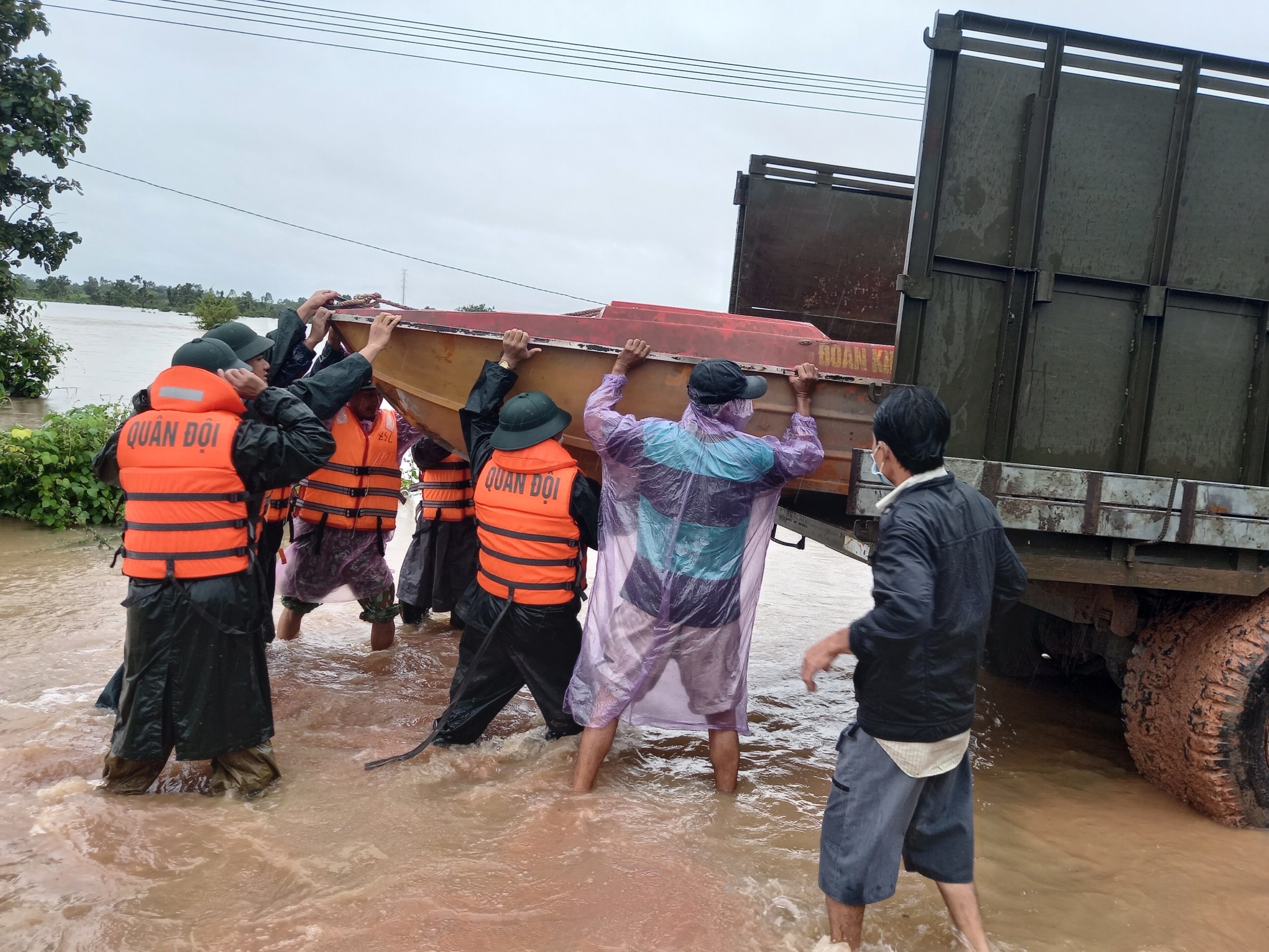 Bộ đội Biên phòng tỉnh Đắk Lắk triển khai lực lượng và phương tiện giúp nhân dân bị ngập lụt