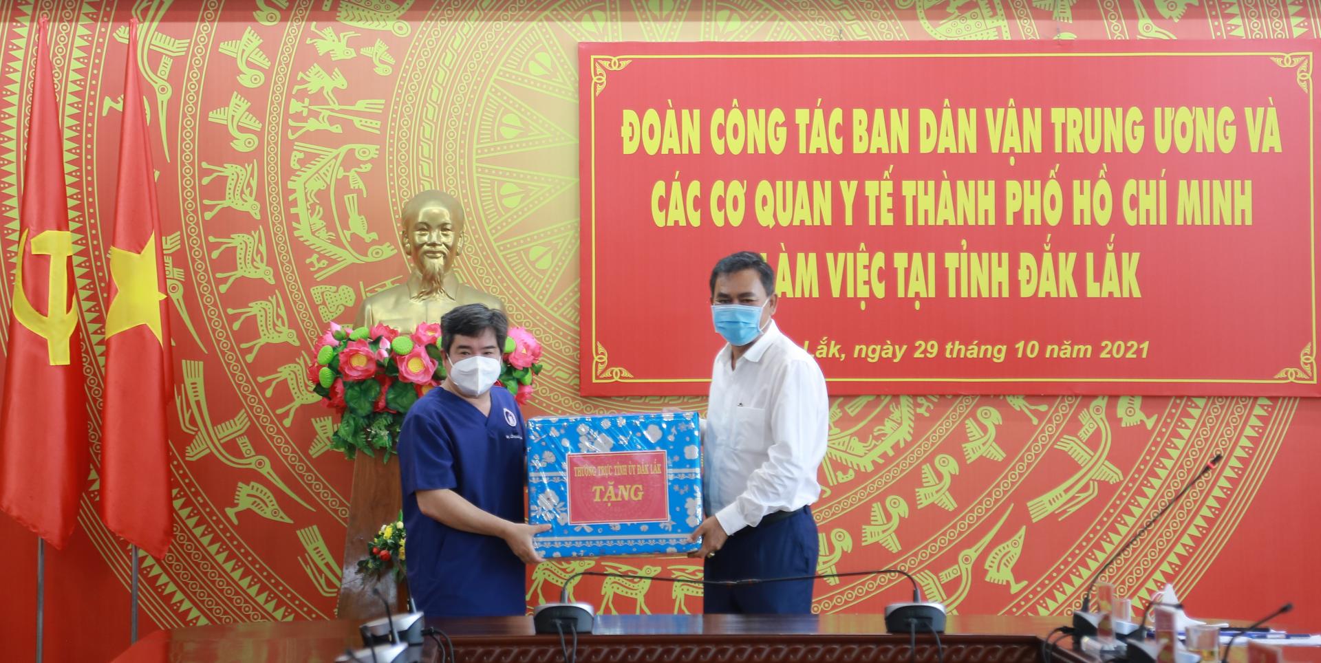 Đoàn công tác của Ban Dân vận Trung ương và các cơ quan y tế TP. Hồ Chí Minh làm việc tại tỉnh