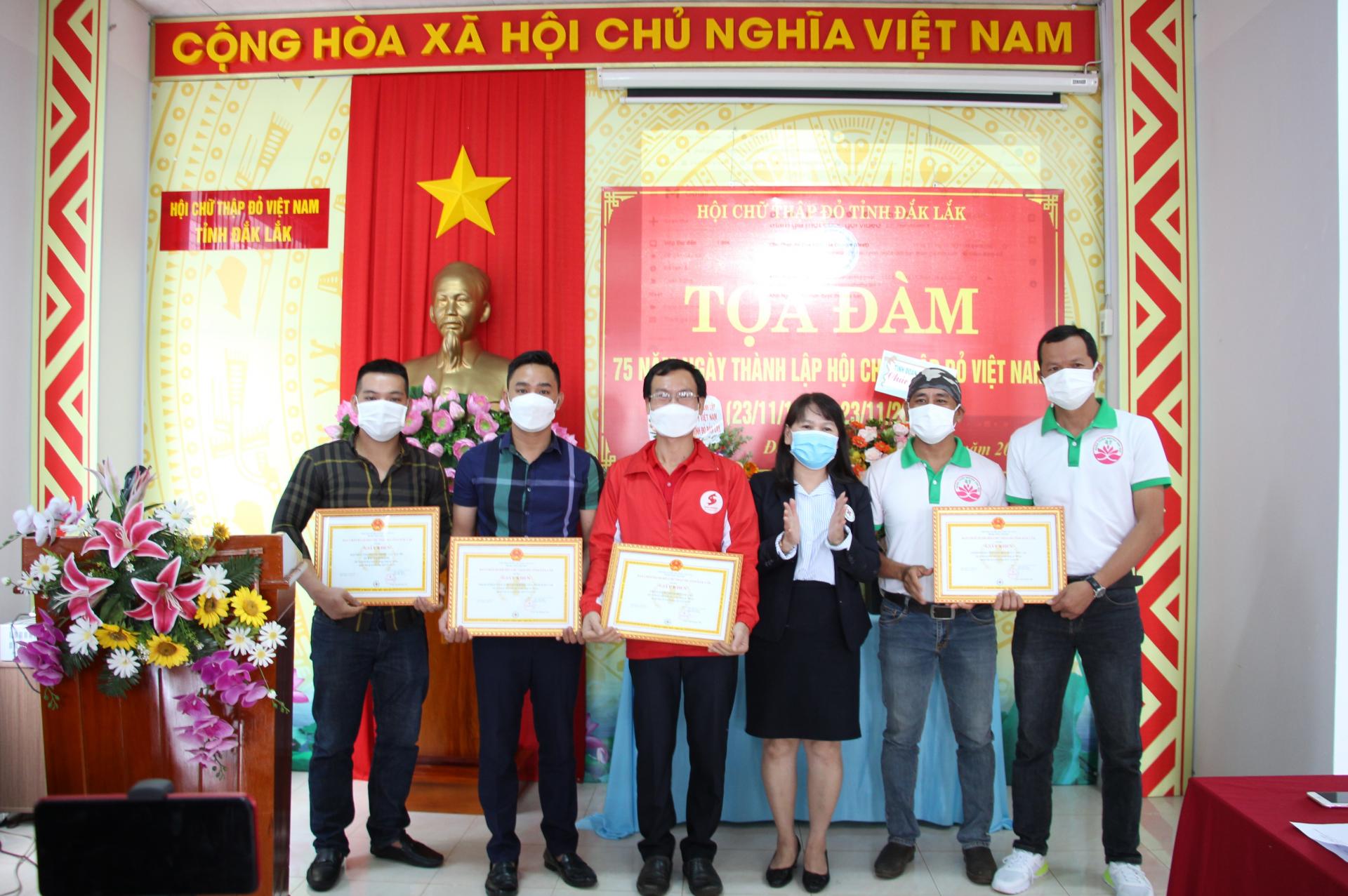 A meeting to celebrate the 75th anniversary of the Viet Nam Red Cross Society