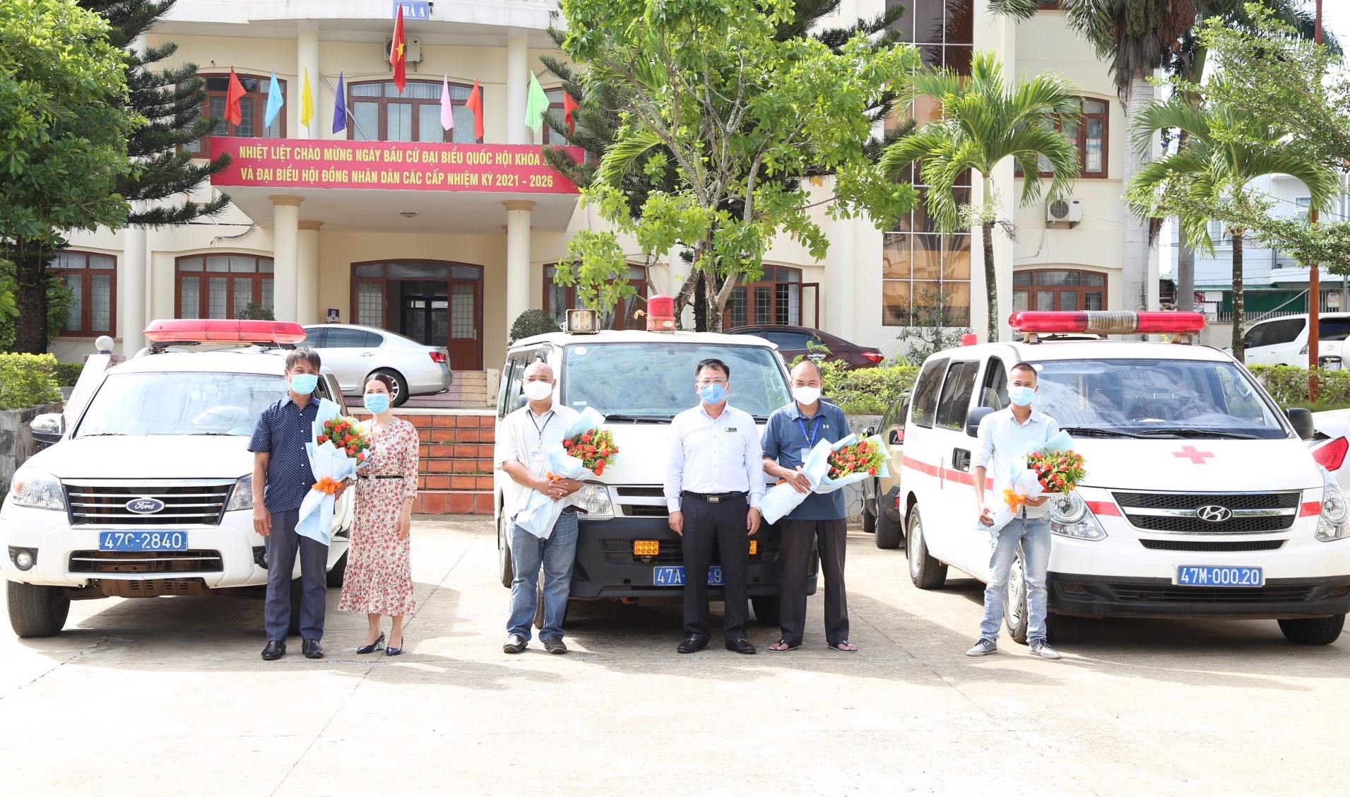 TP.Hồ Chí Minh điều  2 ô tô cứu thương, 100 bình oxy hỗ trợ Đắk Lắk chống dịch Covid-19