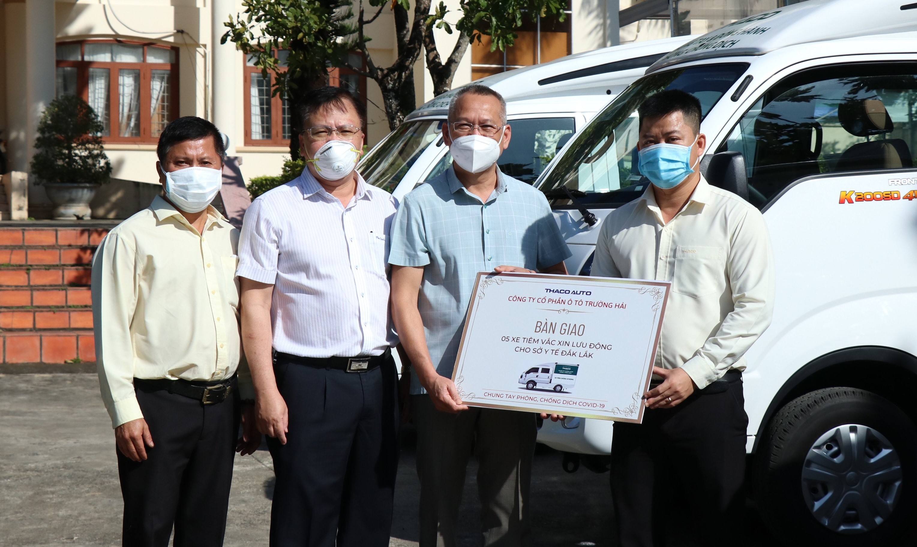 Công ty Cổ phần ô tô Trường Hải hỗ trợ 5 xe tiêm vắc xin lưu động cho Đắk Lắk
