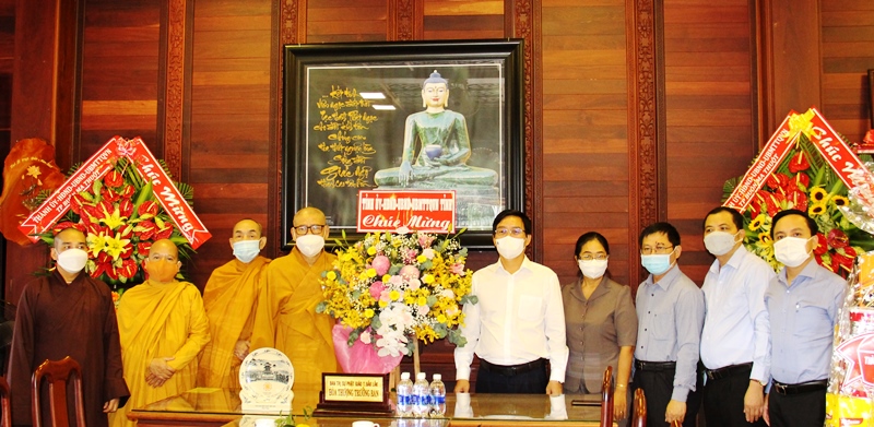 Bí thư Tỉnh ủy Nguyễn Đình Trung chúc mừng Ban Trị sự nhân kỷ niệm 40 năm thành lập Giáo Hội Phật giáo Việt Nam