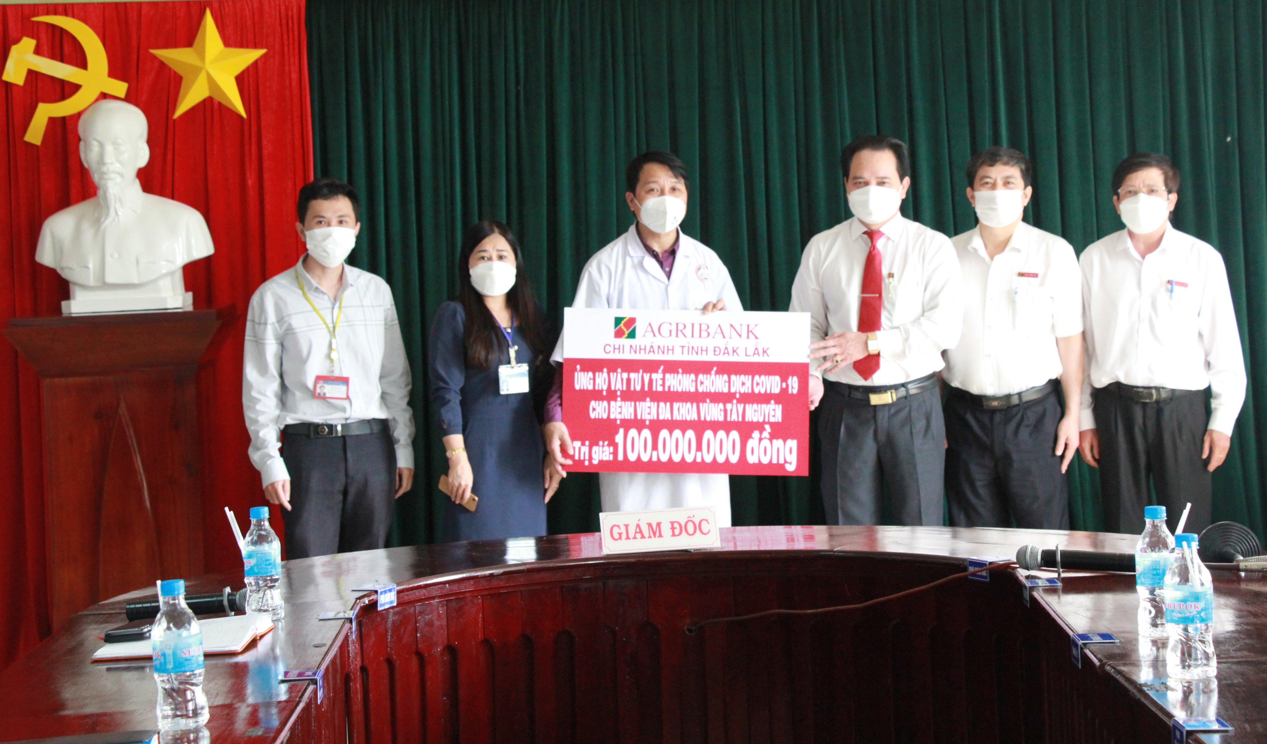Agribank tỉnh Đắk Lắk ủng hộ vật tư y tế phòng chống dịch COVID-19