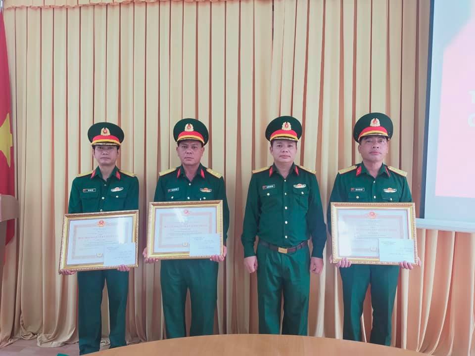 Huyện M’Đrắk trao tặng Huy chương Quân kỳ Quyết thắng, Huy chương Chiến sĩ vẻ vang
