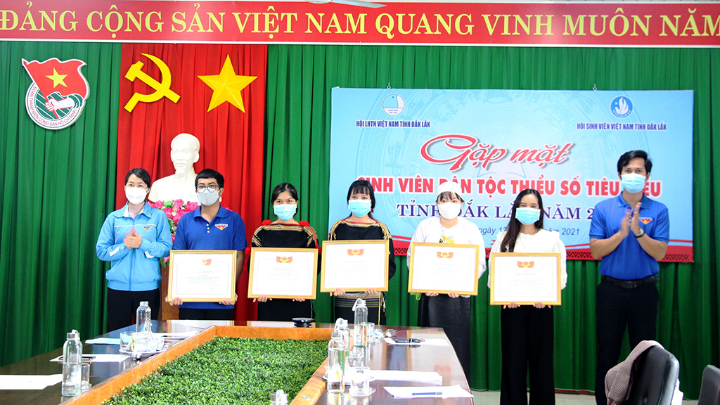 Tuyên dương 65 sinh viên dân tộc thiểu số tiêu biểu tỉnh Đắk Lắk năm 2021