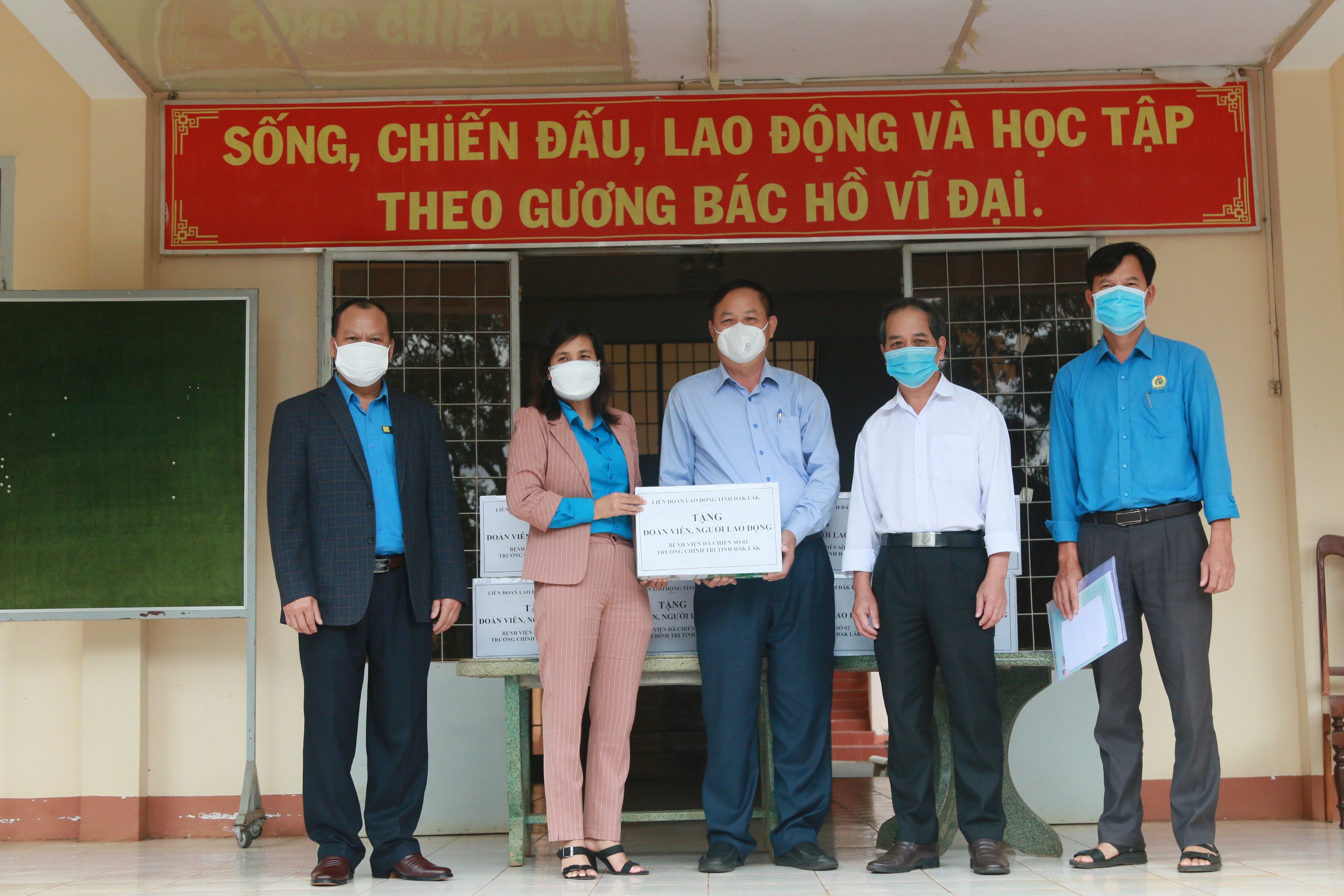Công đoàn Đắk Lắk thăm, tặng quà các y bác sĩ Bệnh viện dã chiến số 2