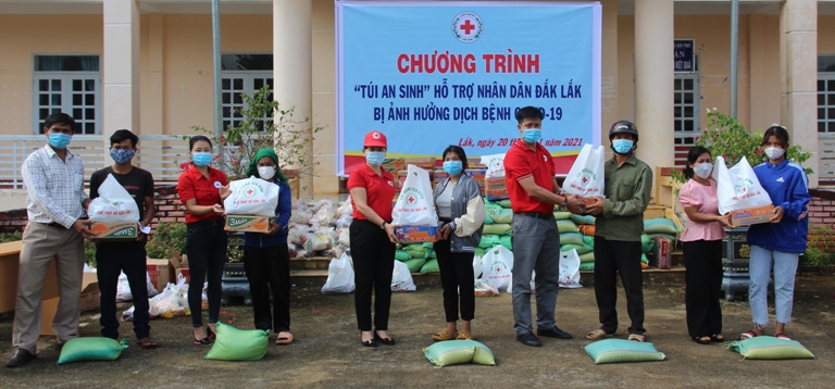 Hội Chữ thập đỏ tỉnh tặng 100 túi an sinh tại xã Đắk Phơi