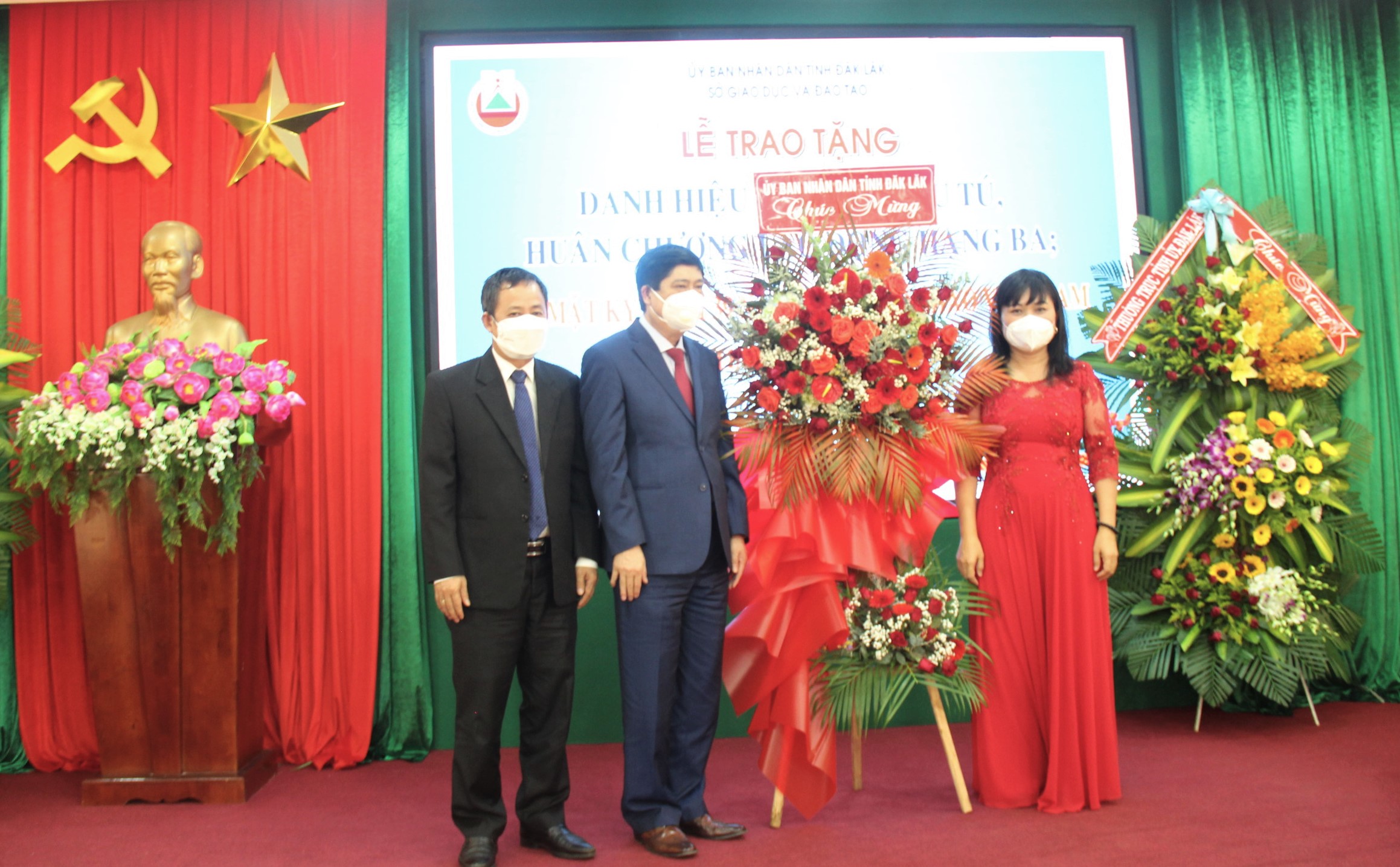 A ceremony to celebrate the 39th anniversary of Vietnamese Teachers' Day (November 20th 1982 - November 20th 2021)