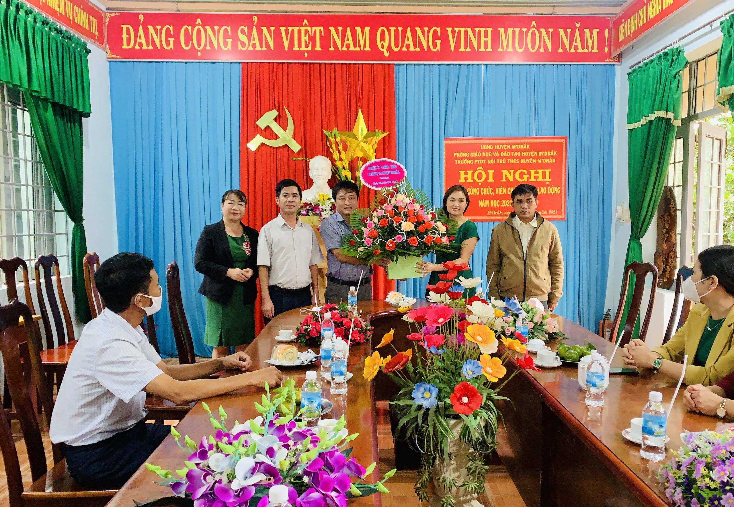 Thường trực Huyện ủy M'Drắk thăm, chúc mừng các đơn vị nhân Ngày Nhà giáo Việt Nam 20/11